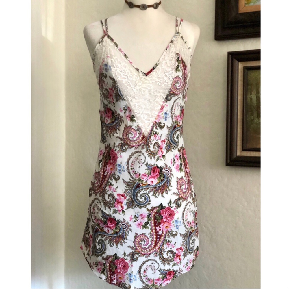 Vintage Victoria’s Secret slip dress 🌾